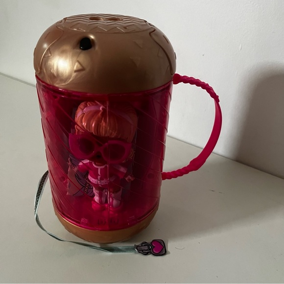 LOL Surprise Under Wraps Eye Spy Series 4 L.O.L. Big Sister Doll - Picture 8 of 8